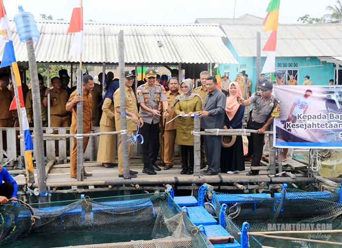 Bupati Bintan Apri Sujadi memotang pita dalam acara memanen ikan kerapu